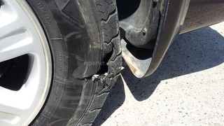 Водитель, двигаясь по улице Тыныстанова, наехал на металлический лист и порвал шину <i>(фото, видео)</i>