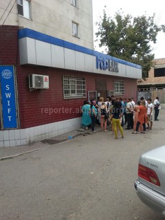 В филиале «РСК банка» в мкр Восток-5 наблюдается очередь, - читатель <i>(фото)</i>