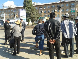 Ряд читателей жалуются, что не могли попасть на фестиваль на жайлоо Кырчын из-за отсутствия обещанных автобусов (фото)