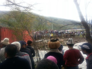 При переходе мостов через речку на жайлоо Кырчын, которые были сделаны из контейнера, туристы испытали неудобства - читатель (фото)