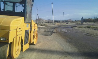 На автодороге Баткен—Чек укладывают асфальт, - читатель (фото)