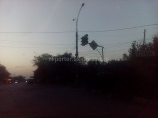 Мэрия Бишкека сделает светофор после устранения замыкания кабеля на перекрестке Дэн Сяопина-Алыкулова Мэрия Бишкека сделает светофор после устранения замыкания кабеля на перекрестке Дэн Сяопина-Алыкулова