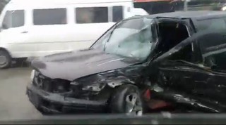 На улице ул.М.Ганди столкнулись 2 легковые авто и бус, - очевидец <i>(видео)</i>