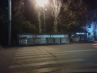 Пешеходный переход на пересечении улиц Юнусалиева и Скрябина упирается на мусорные баки, - бишкекчанин (фото)