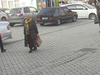 В мкр Восток-5 припаркован полностью тонированный ВАЗ 2109