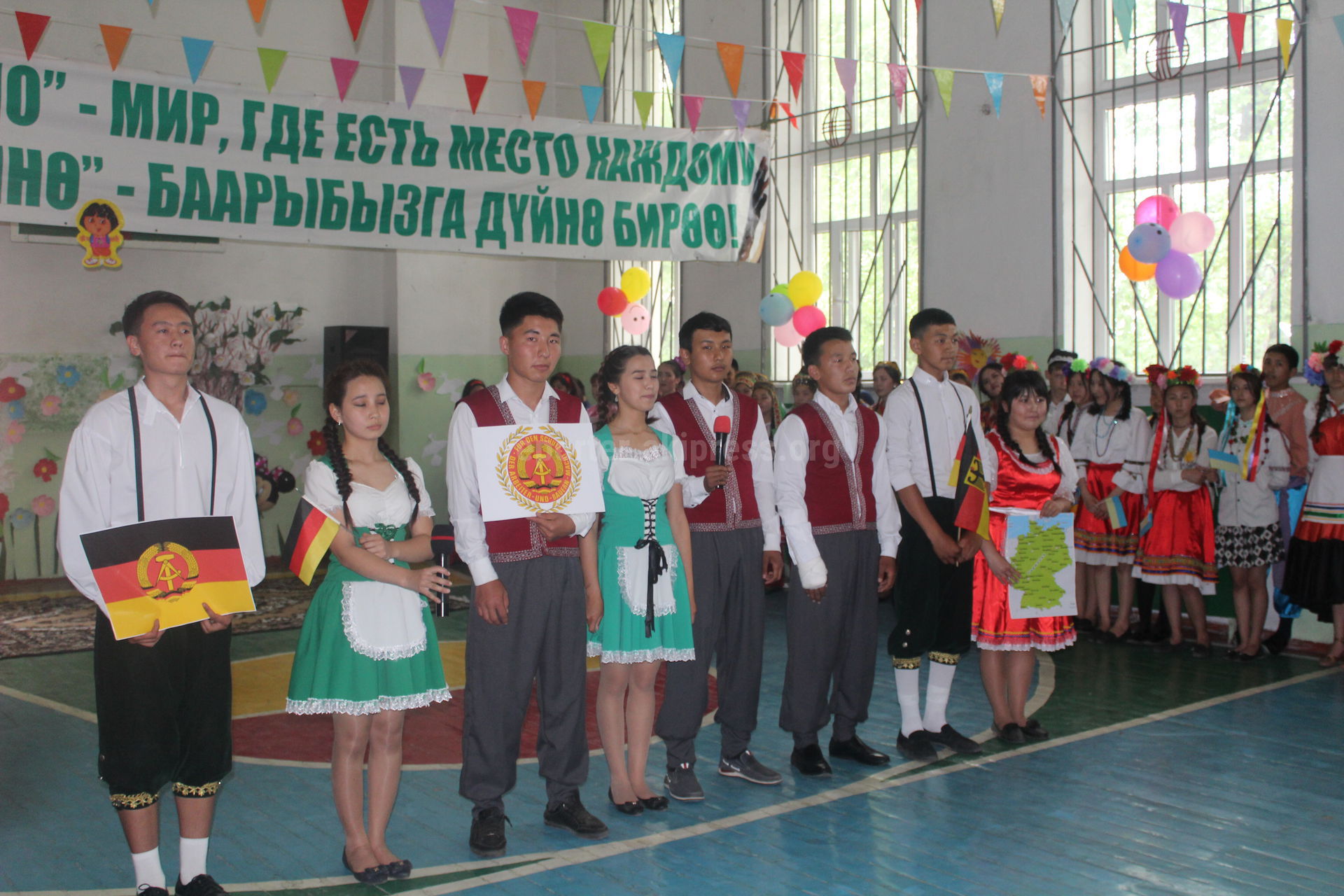 Средняя школа. Школьные фотографии. Директор 9 школы. Маевская школа. Школа маевской.