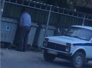 В Бишкеке милиционер справил нужду у мусорного бака <i>(фото)</i>