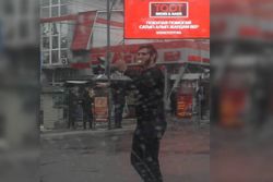 Видео — Неравнодушный горожанин регулировал движение на Суеркулова-Юнусалиева во время пробки