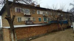 В г.Кызыл-Кыя на ул.Султанова №5 к многоквартирному дому осуществили пристройку - житель города (фото)