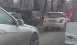 В Бишкеке на улице Московской автомобили выезжают на встречную полосу (видео)