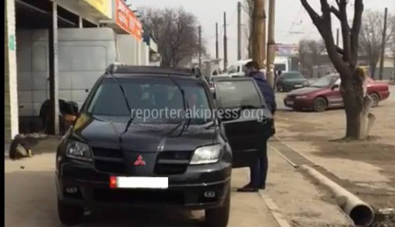 В мкр.Тунгуч работники автомойки моют машины на тротуаре (видео)