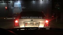 Водитель «Субару» ездит с поврежденным госномером (фото)