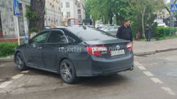 На Чуй - Тыныстанова водитель «Тойоты» припарковался на пешеходном переходе (фото)