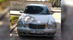 В Бишкеке водитель «Мерседеса» с госномером 01KG 367 ADR припарковался на тротуаре в Дубовом парке (фото) В Бишкеке водитель «Мерседеса» с госномером 01KG 367 ADR припарковался на тротуаре в Дубовом парке (фото)