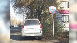 На Горького-Тыныстанова водитель «Лексуса» припарковался в неположенном месте