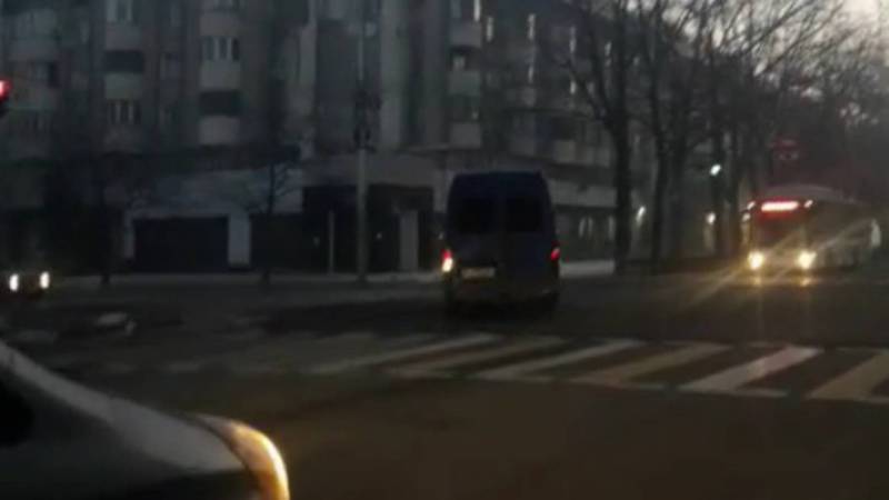 На ул.Киевской водитель маршрутки проехал на красный свет светофора. Видео