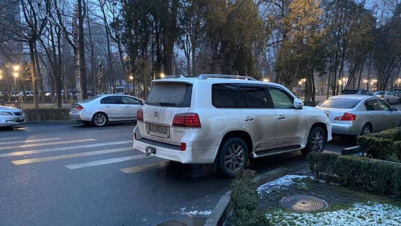На бульваре Эркиндик «Лексус» припарковали на тротуаре (фото)