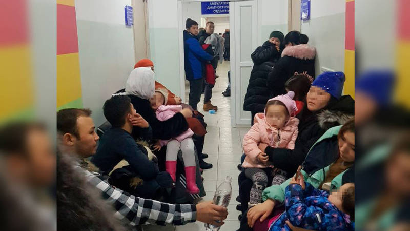 Детские больницы переполнены, родители жалуются на нехватку принимающих врачей. Видео