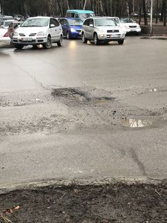 Читатель жалуется на наличие ямы в асфальте в центре Бишкека
