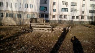 Горожанин просит убрать плиты ограждения на Токомбаева-Куттубаева (фото)