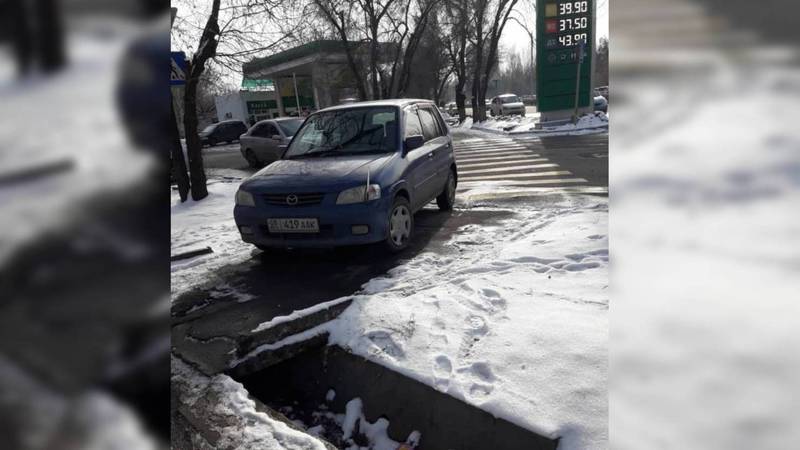 В 3 мкр машина закрыла проход к пешеходному переходу. Фото