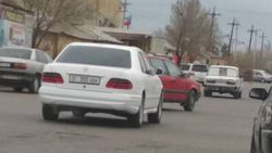 В Балыкчы замечена еще одна затонированная машина. Фото