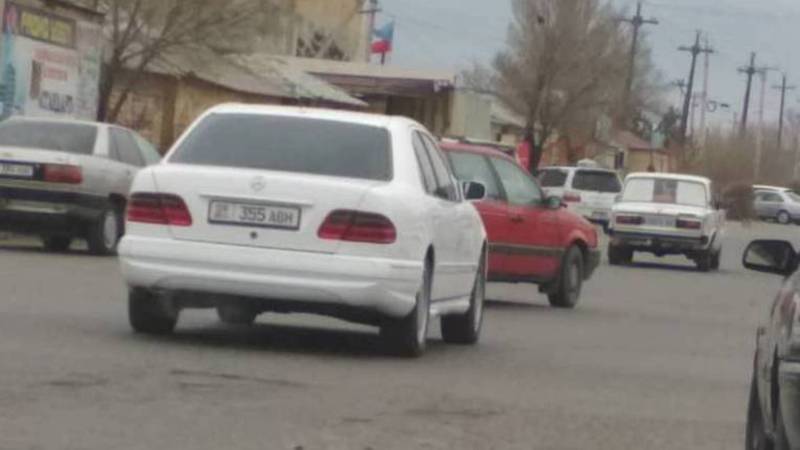 В Балыкчы замечена еще одна затонированная машина. Фото