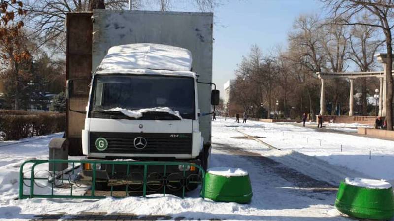 Возле памятника Курманжан Датке припаркован грузовик без номеров. Фото