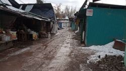 Кара-Балта шаарындагы «Береке» базарынын белчеден баткак жолдору. <b>Сүрөт</b>