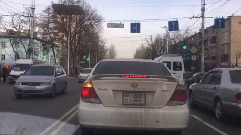 Бишкекчанин просит добавить дополнительную секцию светофора на Манаса-Боконбаева. Видео