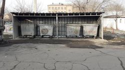 Мусорные контейнеры на ул.Койбагарова задвинули на место. Фото