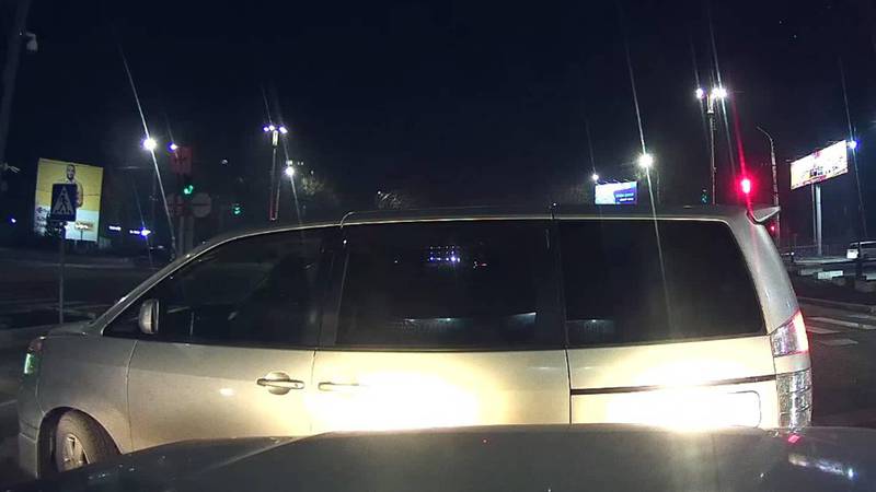 На улице 7 Апреля «Тойота» встала поперек дороги. Видео