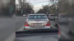 На улице Абдрахманова водитель «Мерседеса» нарушил несколько ПДД. Видео