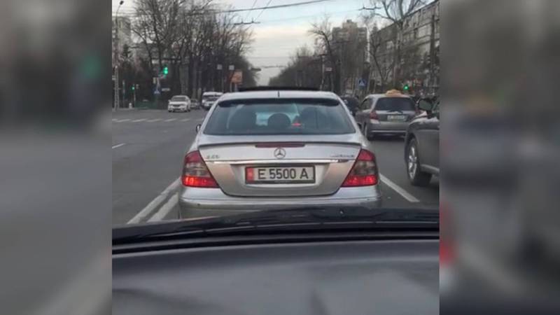 На улице Абдрахманова водитель «Мерседеса» нарушил несколько ПДД. Видео