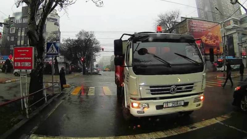 В Бишкеке водитель мусоровоза нарушил ПДД, разворачиваясь на перекрестке. Видео