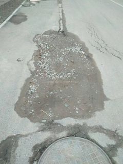 На ул.Тендик в жилмассиве Колмо асфальт начал разрушаться (фото)