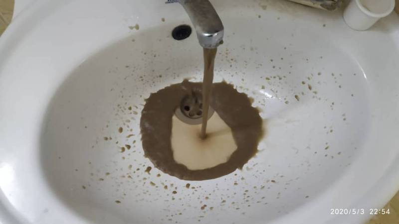 В селе Кара-Жыгач из крана течет грязная вода. Видео