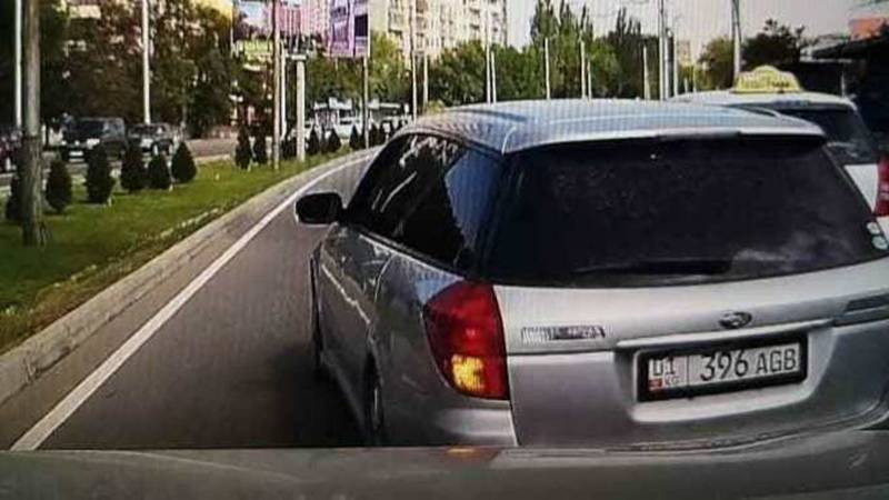 На Южной магистрали Subaru подрезал и задел другую машину, а затем скрылся. Видео очевидца