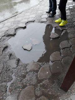 Бишкекчанин просит отремонтировать остановку и восстановить бордюр на Абдрахманова-Боконбаева (фото)