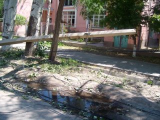 Рухнувший электрический столб на улице Исанова представляет опасность для воспитанников детского сада <b>(фото)</b>