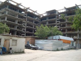 В 5 микрорайоне продолжается незаконное строительство <b>(фото)</b>
