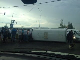В Бишкеке перевернулась маршрутка <b>(фото)</b>