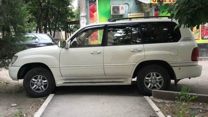 На Льва Толстого Lexus LX 470 припарковался поперек тротуара. Фото