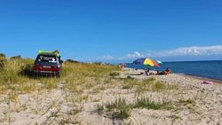 «Крузак» заехал на пляж озера Иссык-Куль. Фото очевидца