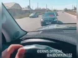Участник свадебного кортежа едет задом, грубо нарушая ПДД, - читатель <i>(видео)</i>