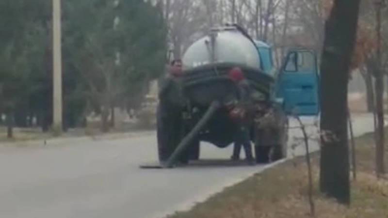 На проспекте Чуй неизвестные из автоцестерны выливают что-то в городскую канализацию, - очевидец. Видео
