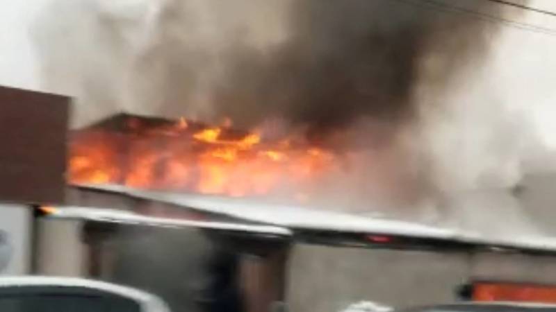 Напротив СИЗО-1 в Бишкеке горит частный дом