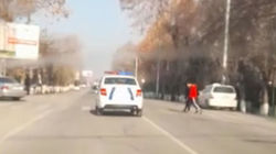 В Оше патрульная машина не пропустила пешеходов на зебре, - очевидец В Оше патрульная машина не пропустила пешеходов на зебре, - очевидец