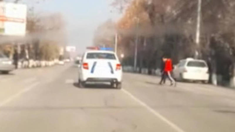 В Оше патрульная машина не пропустила пешеходов на зебре, - очевидец