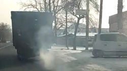 Грузовик «Мерседес» загрязняет воздух выхлопными газами, - очевидец Грузовик «Мерседес» загрязняет воздух выхлопными газами, - очевидец